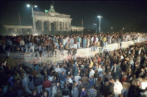 36 Jahre nach dem Mauerfall wird in Berlin und Brandenburg daran erinnert. (Archivbild) Foto: Peter Kneffel/dpa