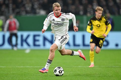 Eintracht-Stürmer Jonathan Burkardt trifft am Sonntag auf seinen Ex-Club Mainz 05. (Archivbild) Foto: Arne Dedert/dpa