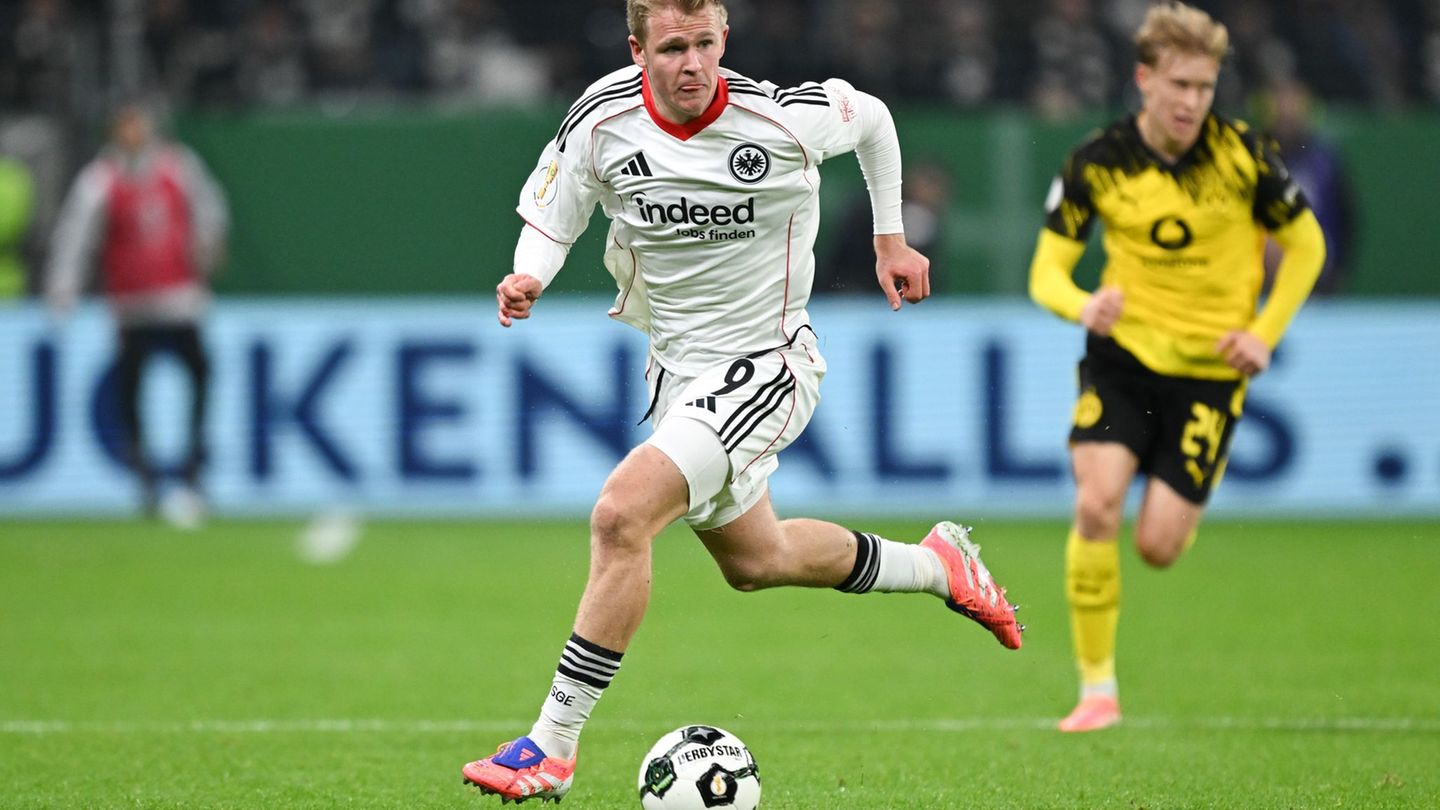 Eintracht-Stürmer Jonathan Burkardt trifft am Sonntag auf seinen Ex-Club Mainz 05. (Archivbild) Foto: Arne Dedert/dpa