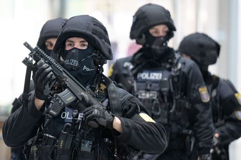 Bei dem Großeinsatz im Einkaufszentrum waren auch Spezialkräfte beteiligt. (Archivbild) Foto: Boris Roessler/dpa
