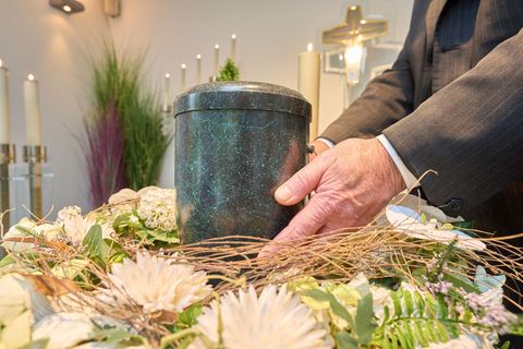 Urnenbestattung ist eine der in Baden-Württemberg zulässigen Bestattungsformen. Aber nicht zu Hause. (Archivbild) Foto: Thomas F