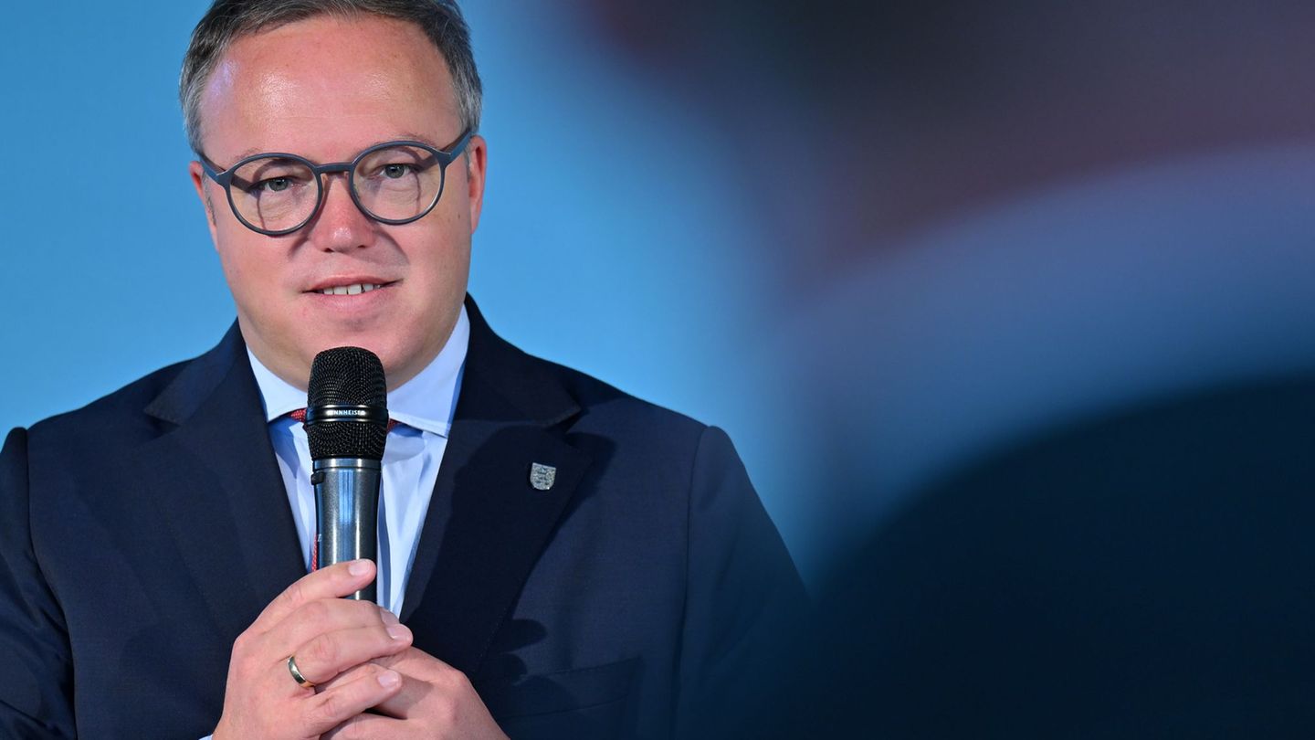 Kontakte und Gedenken: Voigt reist mit Delegation nach Israel