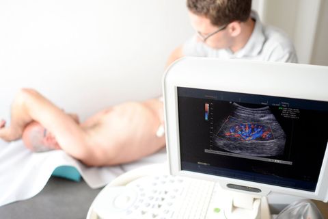 Ein Mediziner untersucht die Niere eines Patienten mit einem Ultraschallgerät Foto: Maurizio Gambarini/dpa