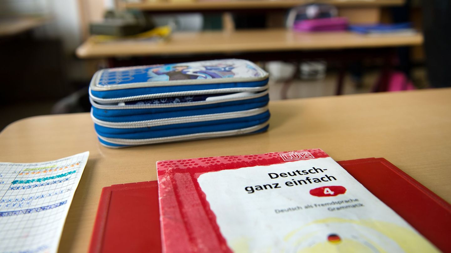 Viele ausländische Kinder müssen in Sachsen auf einen Schulplatz warten. (Symbolbild) Foto: Arno Burgi/dpa-Zentralbild/dpa