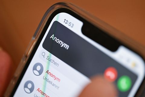 Betrüger rufen gezielt ältere Menschen an und gaukeln Notlagen von ihnen nahestehenden Menschen vor, um an ihr Geld zu kommen. (