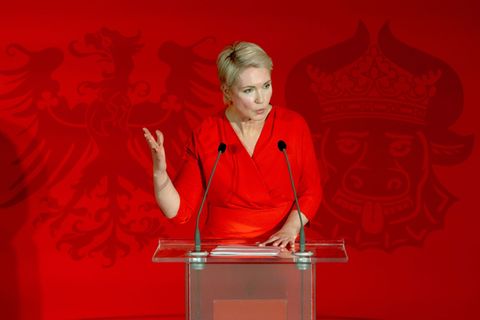Mecklenburg-Vorpommerns Ministerpräsidentin Manuela Schwesig (SPD) hat eine aktive Verteidigung der Demokratie angemahnt. (Archi