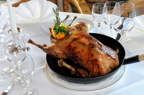 Der traditionelle Gänsebraten zu Sankt Martin wird Experten zufolge nicht viel teurer. (Symbolbild) Foto: picture alliance / dpa