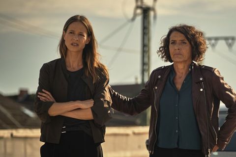 "Tatort: Mike & Nisha": Johanna Stern (Lisa Bitter, l.) und Lena Odenthal (Ulrike Folkerts, r.) suchen nach einem verschwunden
