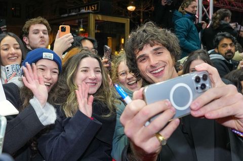 Nahbar, lieb, süüüüß: Schauspieler Jacob Elordi macht auch mal Selfies mit Fans. (Archivbild) Foto: Soeren Stache/dpa