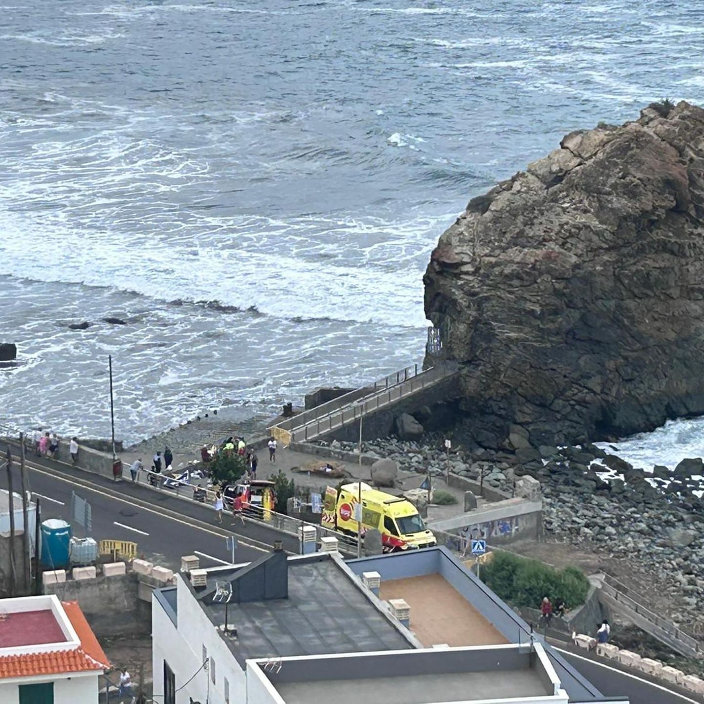 Rettungskräfte am Playa del Roque de las Bodegas auf Teneriffa