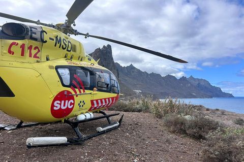 Ein Helikopter des kanarischen Rettungsdienstes steht in der Nähe vom Strand von Roque de Las Bodegas auf Teneriffa