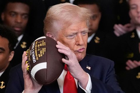 Dieser Football trägt schon Donald Trumps Namen, bald auch das neue Stadion in Washington?