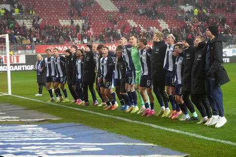 Die Hertha-Spieler feiern mit ihren Fans. Foto: Thomas Frey/dpa