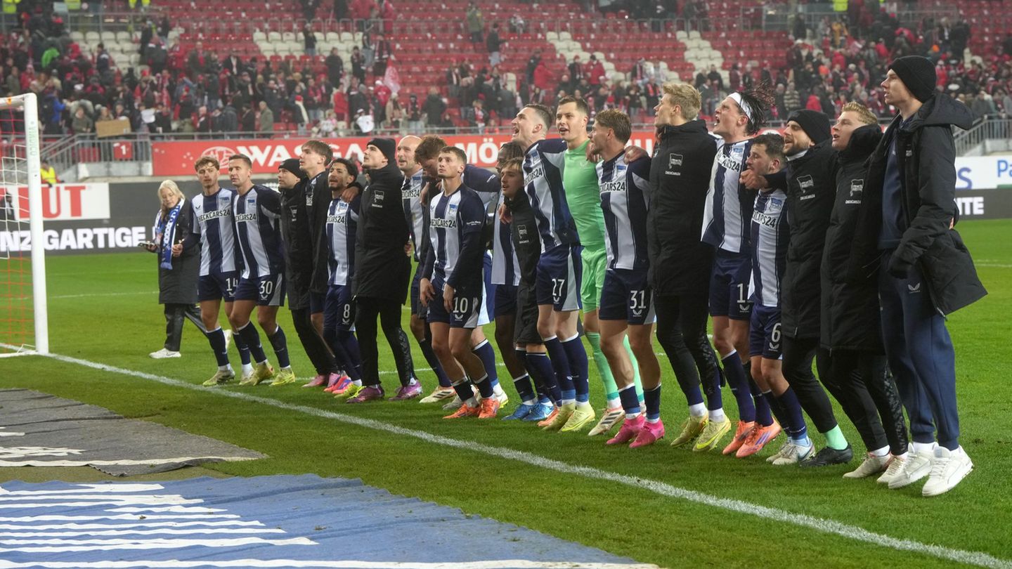 Die Hertha-Spieler feiern mit ihren Fans. Foto: Thomas Frey/dpa