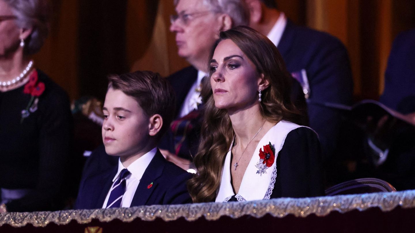 Prinz George sitzt neben Mutter Kate in einer Loge der Royal Albert Hall