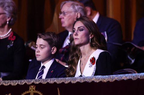 Prinz George sitzt neben Mutter Kate in einer Loge der Royal Albert Hall