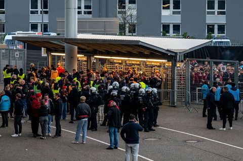 Einsatzkräfte kontrollieren Kölner Fans. Foto: David Inderlied/dpa