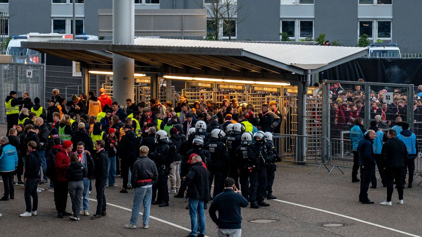 Einsatzkräfte kontrollieren Kölner Fans. Foto: David Inderlied/dpa
