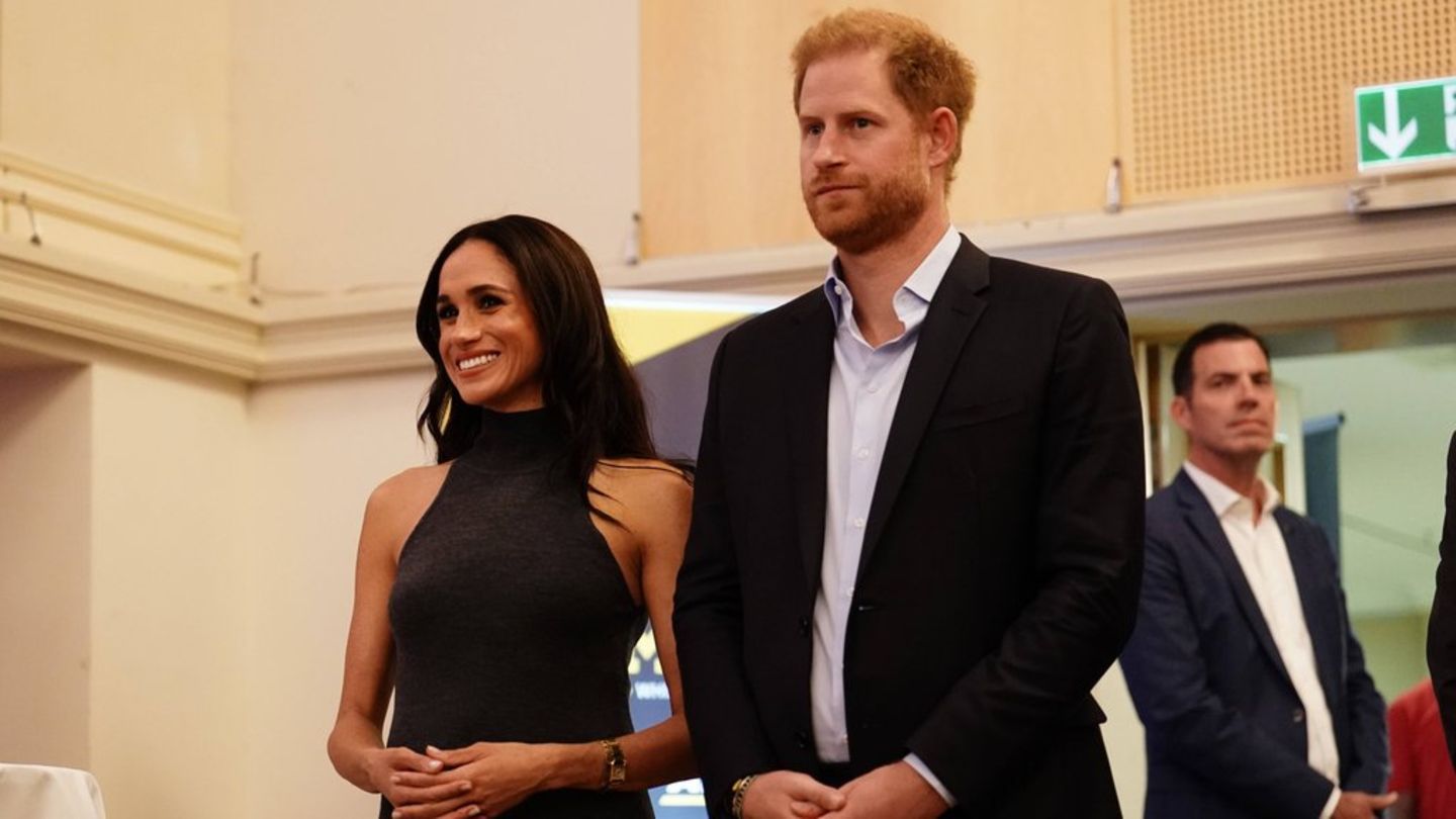 Ähnlich wie auf diesem Bild soll Prinz Harry eine ernste Miene aufgelegt haben, während Herzogin Meghan freudestrahlend bei de