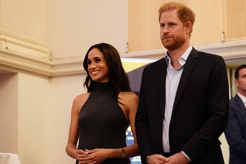 Ähnlich wie auf diesem Bild soll Prinz Harry eine ernste Miene aufgelegt haben, während Herzogin Meghan freudestrahlend bei de