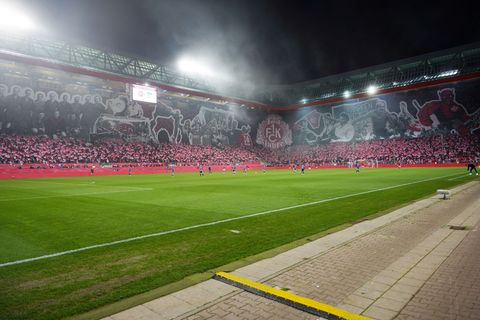 Beeindruckend: Die Choreographie der FCK-Fans vor dem Spiel gegen Hertha BSC. Foto: Thomas Frey/dpa