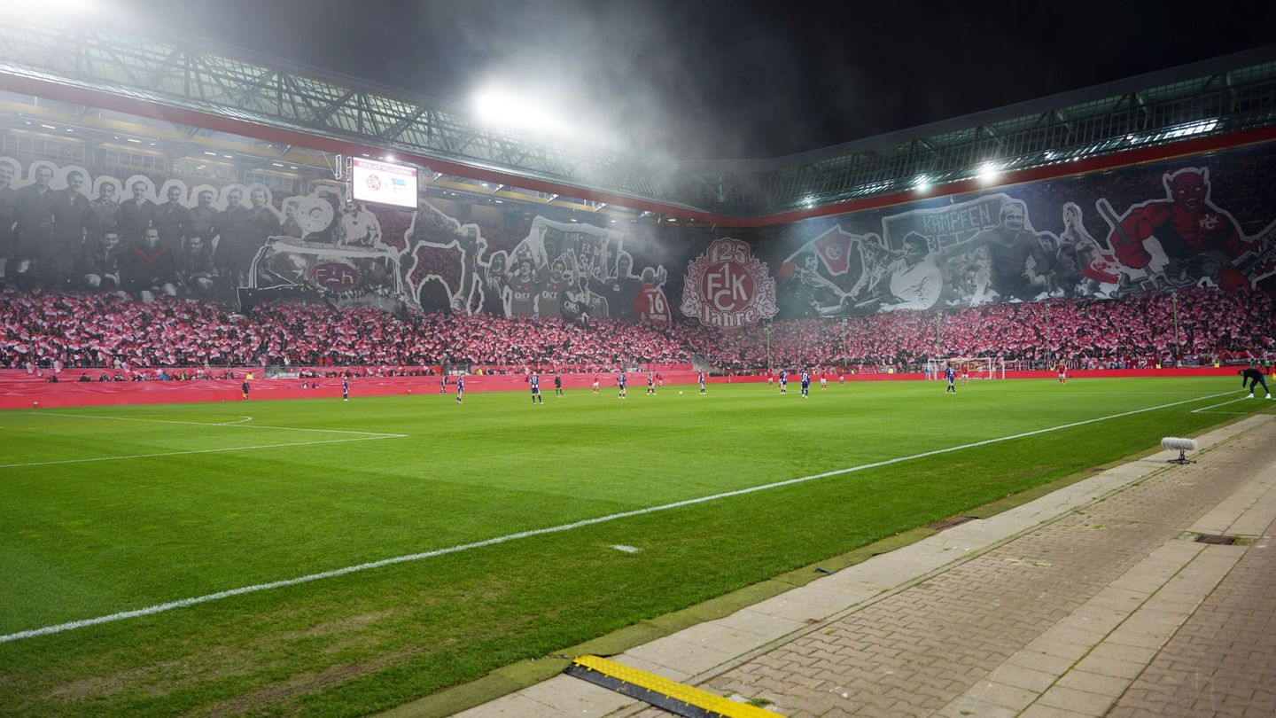 Beeindruckend: Die Choreographie der FCK-Fans vor dem Spiel gegen Hertha BSC. Foto: Thomas Frey/dpa