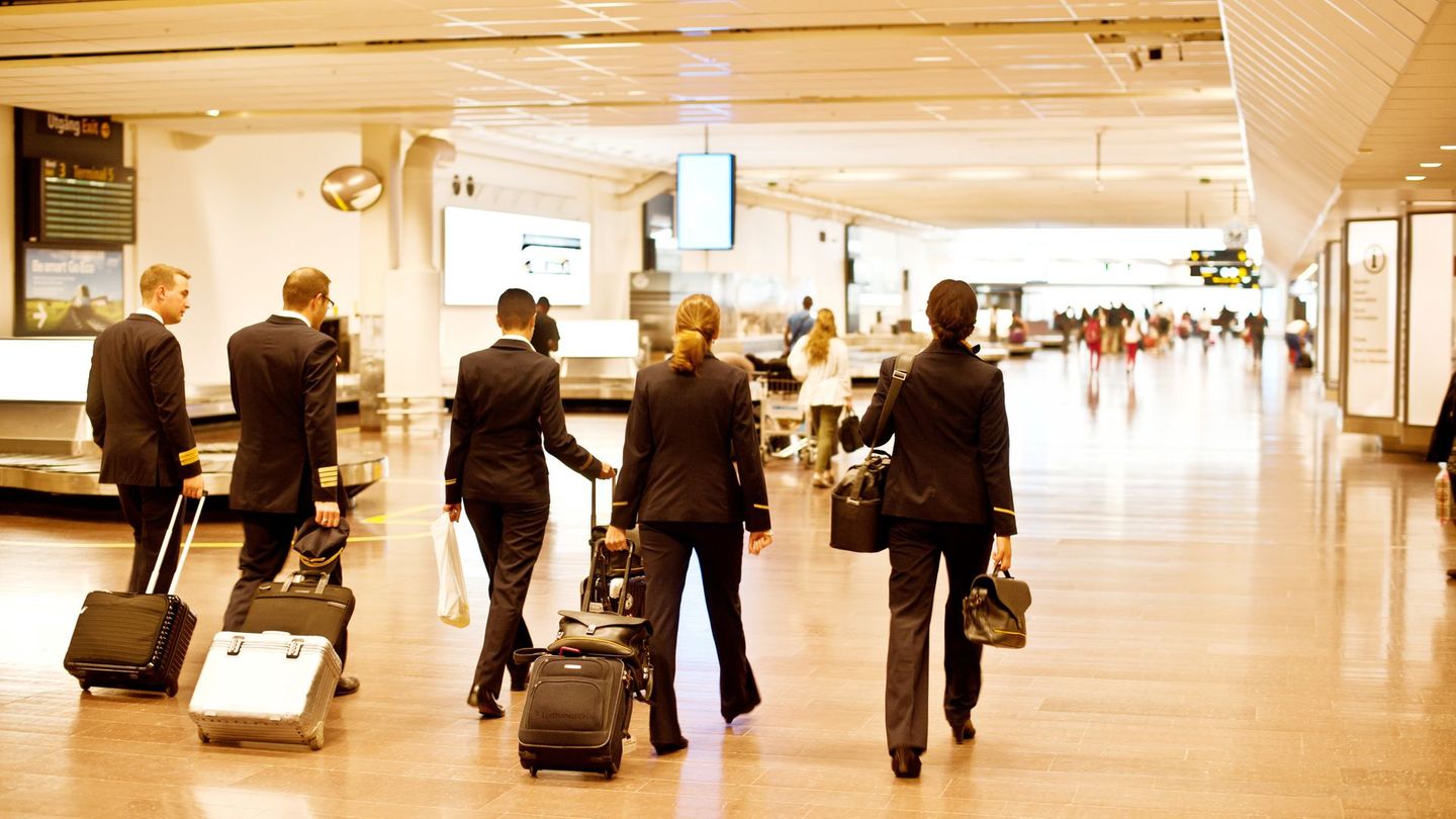 Flugbegleiter oder Flugbegleiterinnen sprechen in bestimmten Fällen von sogenannten "Dead Heads". Die naheliegende Annahme, es handele sich hierbei um eine verstorbene Person an Bord, ist jedoch inkorrekt. Denn ein "Dead Head" bezeichnet ein Crew-Mitglied, das gerade nicht im Dienst ist, sondern nur mitfliegt oder zu einem anderen Standort für einen Einsatz geflogen wird