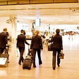 Flugbegleiter oder Flugbegleiterinnen sprechen in bestimmten Fällen von sogenannten "Dead Heads". Die naheliegende Annahme, es handele sich hierbei um eine verstorbene Person an Bord, ist jedoch inkorrekt. Denn ein "Dead Head" bezeichnet ein Crew-Mitglied, das gerade nicht im Dienst ist, sondern nur mitfliegt oder zu einem anderen Standort für einen Einsatz geflogen wird