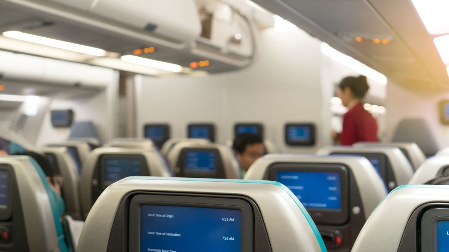 "Hugo" wird vor allem im deutschen Flugverkehr als Codewort für einen Verstorbenen oder eine Verstorbene genutzt. Falls eine Leiche in einem Flugzeug mit englischsprachiger Crew transportiert wird, gibt es dafür eine andere Bezeichnung: "Jim Wilson". Dieser Code lässt sich im ersten Moment nicht sofort dekodieren: Der Name stammt von der Bezeichnung der Flugsärge, die Leichen in Eis verpackt befördern