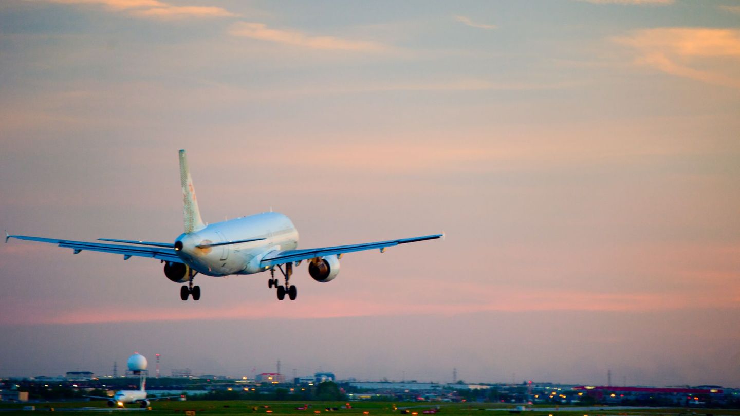 Anderen Quellen zufolge wird das vorwiegend bei deutschsprachigen Crews benutzte "Hugo" anders dekodiert: als Akronym für die Bezeichnung "Heute unerwartet gestorbenes Objekt". Im internationalen Flugraum werden tote Passagiere und Passagierinnen an Bord mit dem Kürzel "HR", also "Human Remains", beschrieben. Übersetzt bedeutet das "sterbliche Überreste"
