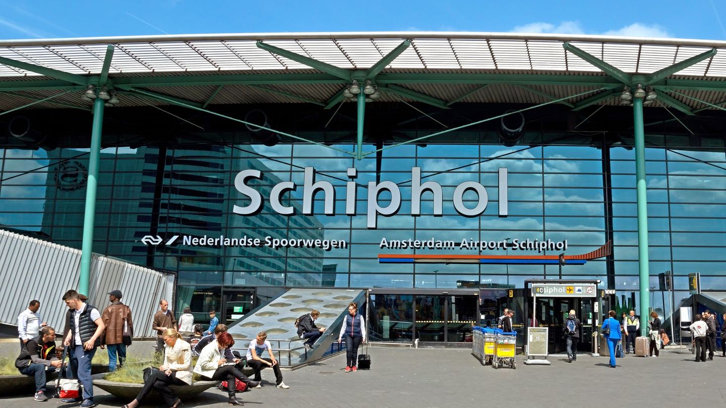 Weltweit werden jährlich etwa 50.000 Leichen per Flugzeug von A nach B gebracht. Einer der größten Flughäfen für diese Art von außergewöhnlicher Fracht ist der niederländische Flughafen Amsterdam Schiphol mit einer eigenen Leichenhalle. Pro Jahr werden von diesem Flughafen rund 2000 Tote transportiert