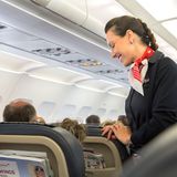 In Lautsprecherdurchsagen ist oft die Rede von HC. Dabei handelt es sich um eine Kurzform für "Headcount". Mit HC wird die Anzahl der Passagiere und Passagierinnen durchgegeben – ausgenommen Babys, die auf dem Schoss ihrer Eltern sitzen. Flugbegleiter und Flugbegleiterinnen nennen Reisende oftmals auch kurz "Pax", als Abkürzung für "persons approximately"