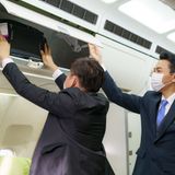 Darüber hinaus gibt es eine Vielzahl an Codes und Fachwörtern für einzelne Bereiche im Flugzeug. "Galley" bedeutet Bordküche und der "Bin" beschreibt keinen Mülleimer, wie das englische Wort dafür vermuten lässt, sondern das Gepäckfach über dem Sitzbereich. Auch für die Bord-Toilette und andere Utensilien gibt es eigene Wörter als Teil einer Geheimsprache