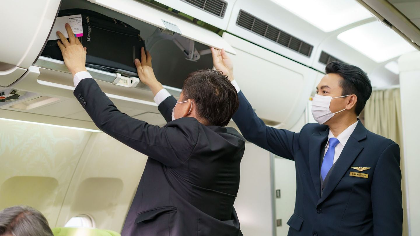 Darüber hinaus gibt es eine Vielzahl an Codes und Fachwörtern für einzelne Bereiche im Flugzeug. "Galley" bedeutet Bordküche und der "Bin" beschreibt keinen Mülleimer, wie das englische Wort dafür vermuten lässt, sondern das Gepäckfach über dem Sitzbereich. Auch für die Bord-Toilette und andere Utensilien gibt es eigene Wörter als Teil einer Geheimsprache