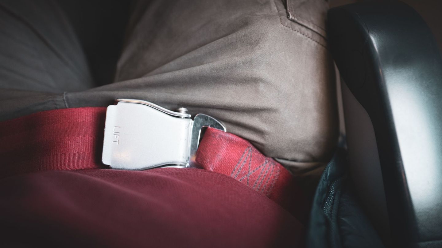 "Extensions" ist ein bekannter Begriff aus dem Friseurbereich und beschreibt Haarverlängerungen. Deshalb ist es nicht verwunderlich, wenn die Bezeichnung "Passagier 11Alpha braucht Extensions" im Flugzeug nicht gleich verstanden wird. Der Begriff wird eingesetzt, wenn ein Passagier oder eine Passagierin in der Reihe 11 auf Sitzplatz A einen Verlängerungsgurt benötigt