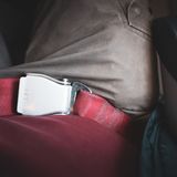 "Extensions" ist ein bekannter Begriff aus dem Friseurbereich und beschreibt Haarverlängerungen. Deshalb ist es nicht verwunderlich, wenn die Bezeichnung "Passagier 11Alpha braucht Extensions" im Flugzeug nicht gleich verstanden wird. Der Begriff wird eingesetzt, wenn ein Passagier oder eine Passagierin in der Reihe 11 auf Sitzplatz A einen Verlängerungsgurt benötigt