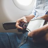 Jeder kennt ihn: Den prüfenden Blick der Flugzeug-Crew, die durch die Gänge geht und checkt, ob alle Passagierinnen und Passagiere bei Start und Landung auf ihren Sitzen platziert und richtig angeschnallt sind. Dieser prüfende Blick wird unter den Mitgliedern auch als sogenannter "Crotch watch" bezeichnet