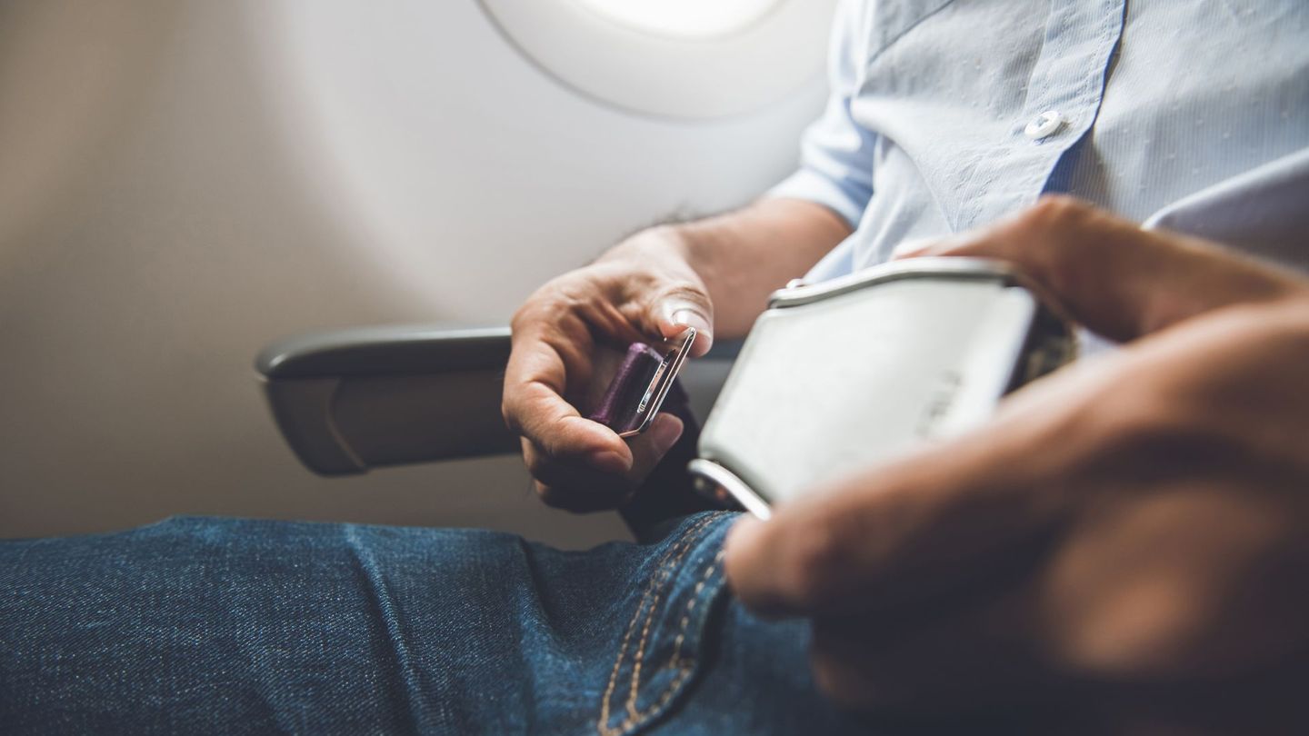 Jeder kennt ihn: Den prüfenden Blick der Flugzeug-Crew, die durch die Gänge geht und checkt, ob alle Passagierinnen und Passagiere bei Start und Landung auf ihren Sitzen platziert und richtig angeschnallt sind. Dieser prüfende Blick wird unter den Mitgliedern auch als sogenannter "Crotch watch" bezeichnet