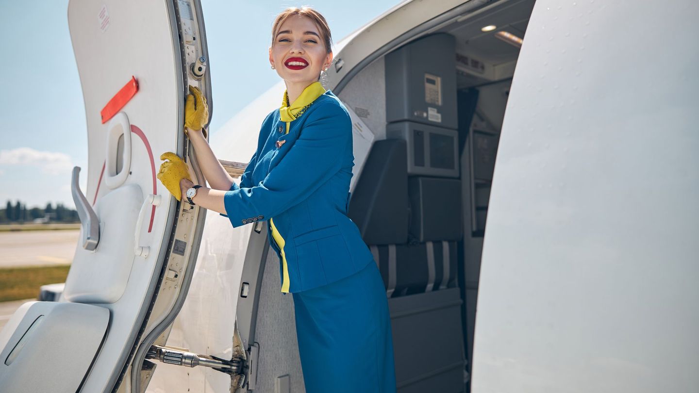 Selbst nach anstrengenden Langstreckenflügen sehen Flugbegleiterinnen immer frisch gestylt und hübsch aus. Das liegt zum Teil an den sogenannten "Landing Lips". Denn kurz vor der Landung wird noch einmal Make-up samt Lippenstift aufgelegt. Wertet ebenfalls das Outfit auf: nur beim Willkommens- und Abschiedsgruß werden hochhackige Schuhe getragen