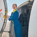 Selbst nach anstrengenden Langstreckenflügen sehen Flugbegleiterinnen immer frisch gestylt und hübsch aus. Das liegt zum Teil an den sogenannten "Landing Lips". Denn kurz vor der Landung wird noch einmal Make-up samt Lippenstift aufgelegt. Wertet ebenfalls das Outfit auf: nur beim Willkommens- und Abschiedsgruß werden hochhackige Schuhe getragen