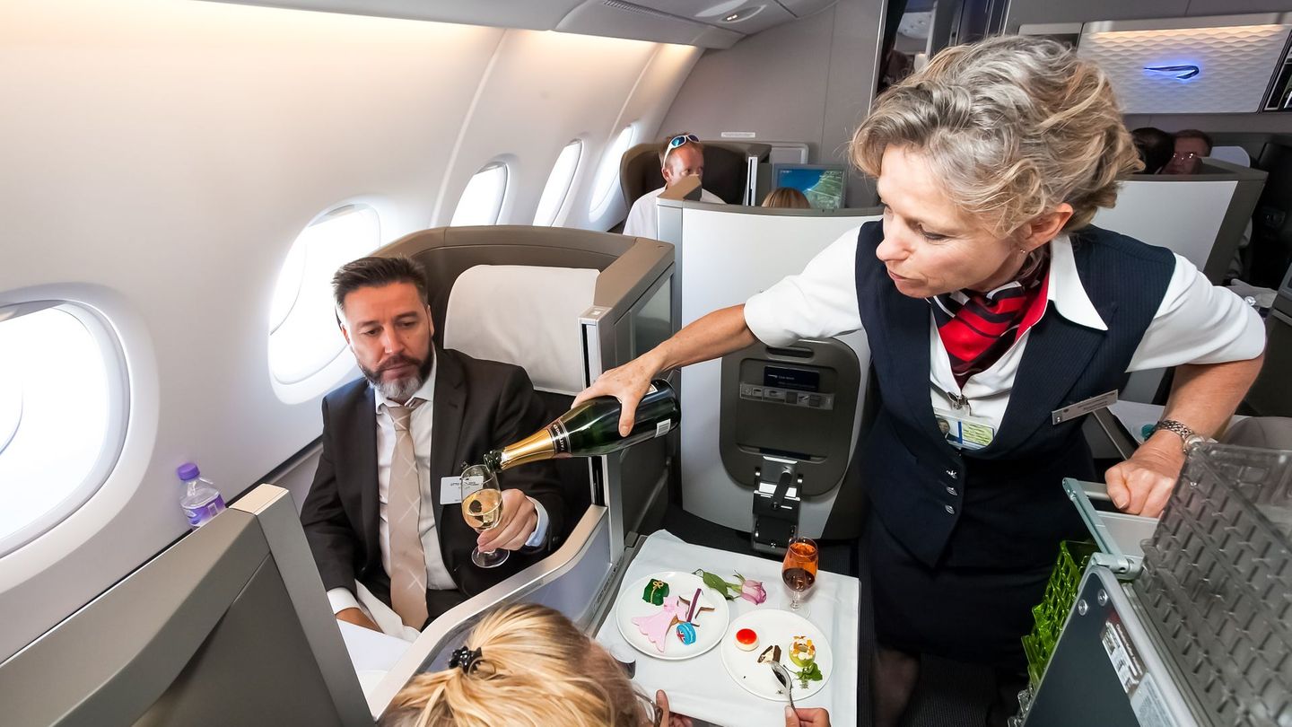 Die eigentliche Bedeutung dieses Codes ist gar nicht so abwegig und kann vielleicht selbst erraten werden. Als "Senior Mama" wird eine Flugbegleiterin bezeichnet, die langjährige Erfahrung in ihrem Beruf besitzt. Ein älterer Stewart hingegen wird allgemein "Senior" genannt. "Senior Mamas" gelten offenbar als etwas strenger als jüngere Flugbegleiterinnen. Entscheiden muss das aber wohl jeder Fluggast selbst ...