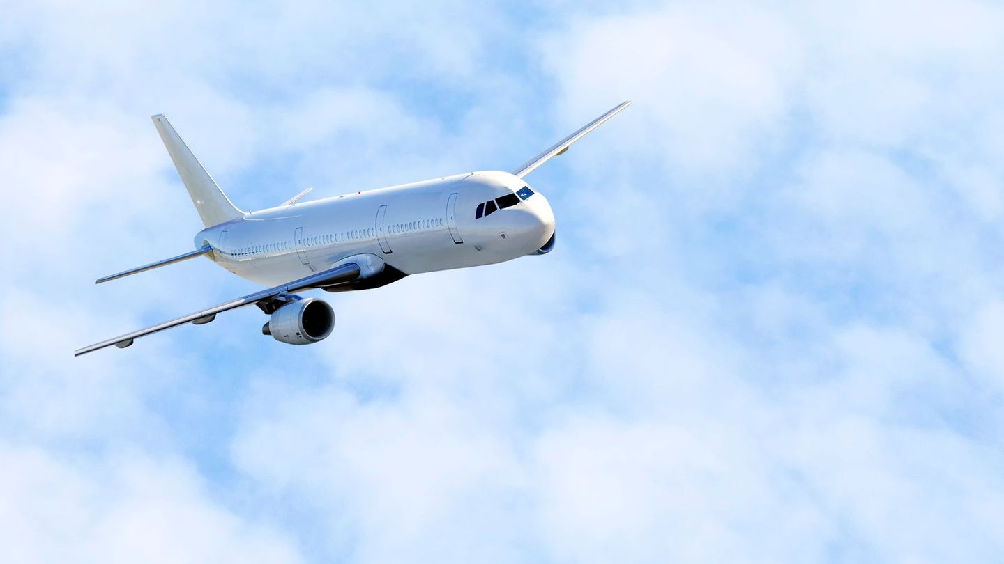 Auch für Gefahrenlagen werden besondere Codes als Umschreibungen eingesetzt. So leuchtet zum Beispiel bei Notfällen im vorderen Teil der Flugkabine ein spezielles Licht auf. Dazu wird häufig der Ausdruck "Kaktus" von der Flugzeug-Crew gebraucht. Das Wort wird speziell für medizinische Notfälle mit Passagierinnen und Passagieren eingesetzt, die sich in Lebensgefahr befinden