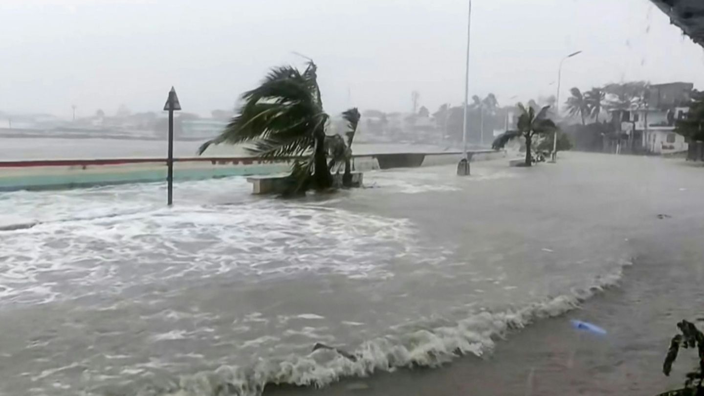 Wellen fluten die Küstenstraße in der Stadt Virac