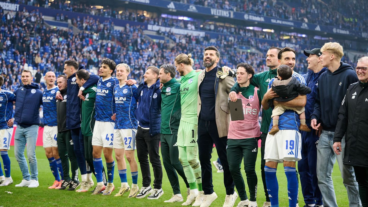 Hüpfend feierten die Schalker den Sieg vor der Fankurve. Foto: Bernd Thissen/dpa