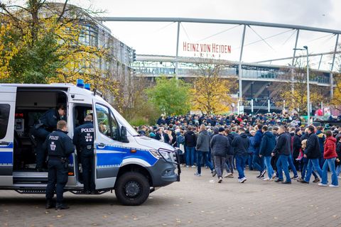 Polizeieinsatz vor dem Stadion in Hannover. Foto: Moritz Frankenberg/dpa