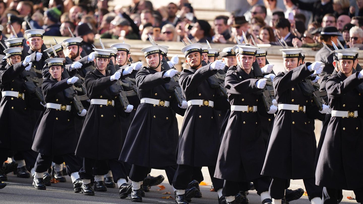 London, Großbritannien. Mitglieder der Royal Navy marschieren vor dem Gedenkgottesdienst zum Remembrance Sunday am Cenotaph durch die Whitehall im Zentrum der britischen Hauptstadt. Am traditionellen Gedenken an die Gefallenen der Weltkriege nahmen neben König Charles III. auch Königin Camilla, Thronfolger Prinz William und Prinzessin Kate sowie Premierminister Keir Starmer und weitere Politiker teil