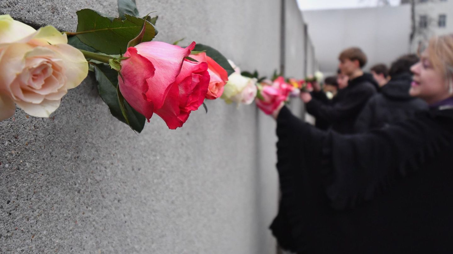 Geschichte: Mit bunten Rosen: Berlin erinnert an Mauerfall vor 36 Jahren