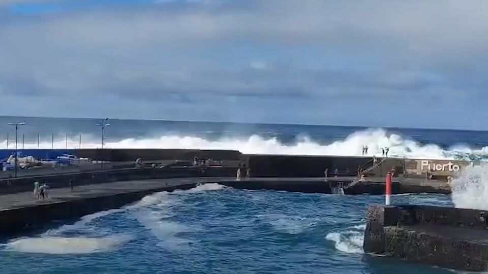 Teneriffa: Mehrere Menschen sterben nach Riesenwellen (Video)