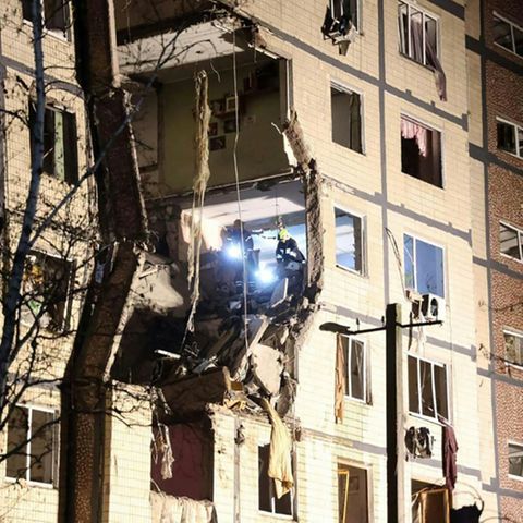 Ein beschädigtes Wohngebäude in Dnipro am Samstag