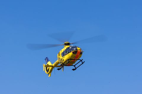 Auch ein Rettungshubschrauber war auf dem Weg zum Unfallort. (Symbolbild) Foto: Frank Hammerschmidt/dpa